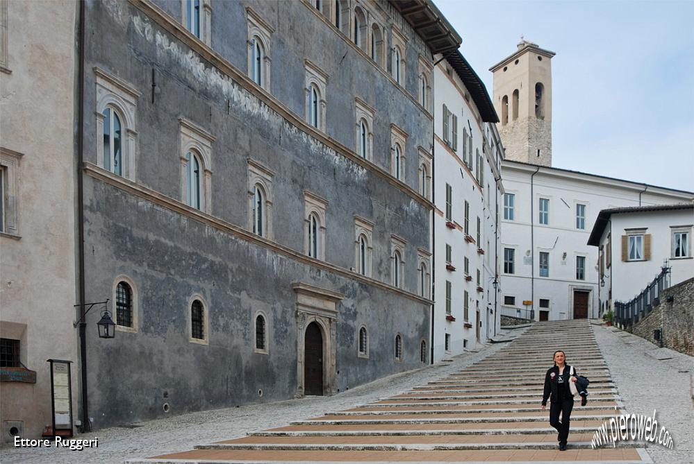 39 - la scalinata che porta al Duomo di Spoleto.jpg